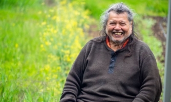 “Para los pueblos indígenas en primera línea, el coste de los combustibles fósiles no es teórico.” Jefe Dsta’hyl, hablando sobre la tierra, el cambio climático y nuestro futuro colectivo.