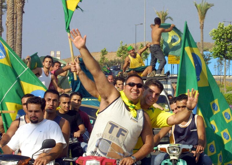 Un grupo de hinchas hondea banderas de Brasil en Líbano.