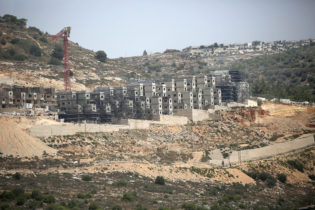 Edificios en obras en una colina.