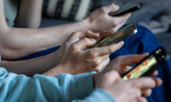 Francia: La protección de la infancia online empieza con el diseño de las plataformas, no con prohibiciones