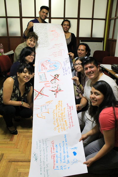 Jóvenes activistas participando en el taller ‘Hablemos en voz alta’ en México muestran su ejercicio de muro de graffitis para animarse a expresar de forma creativa la importancia de los derechos sexuales y reproductivos en sus vidas. ©Amnistía Internacional