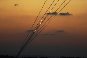 Cohetes lanzados desde la Franja de Gaza hacia ciudades israelíes, 13 de julio de 2014. © EPA