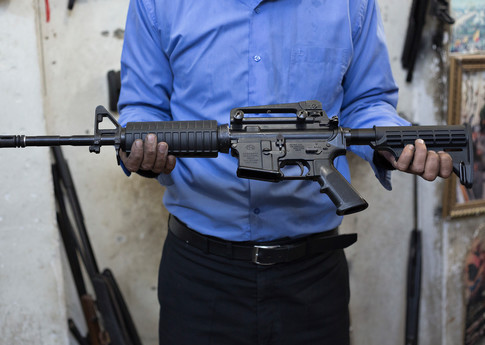 Armero kurdo con un M16A4 de factura estadounidense que primero fue propiedad del ejército iraquí y luego del Estado Islámico, una vez el arma ha sido convertida en un rifle del tipo carabina M4. © Matt Cetti-Roberts