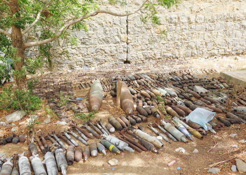 Restos bélicos explosivos en el jardín del Centro Ejecutivo de Lucha contra las Minas en el Yemen, en Hayran. © Amnesty International