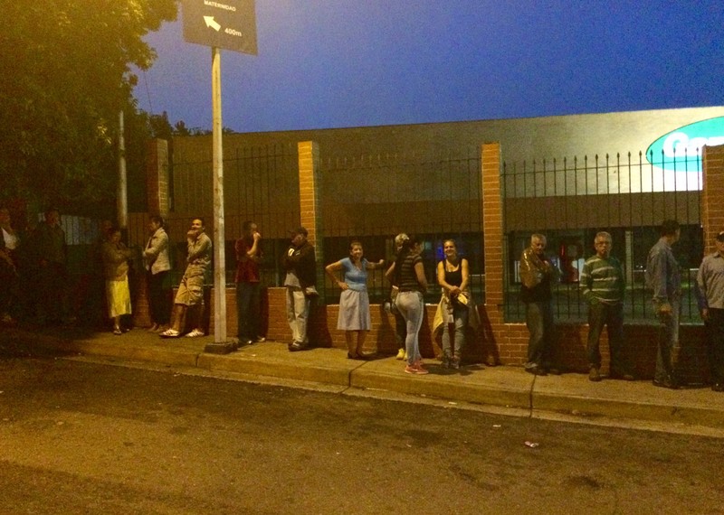 La gente tiene que hacer fila durante horas para conseguir comida ©Amnesty International/Josefina Salomon