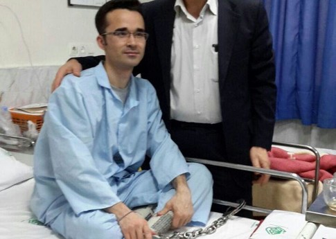 Omid Kokabee, científico iraní, encadenado a la cama del hospital