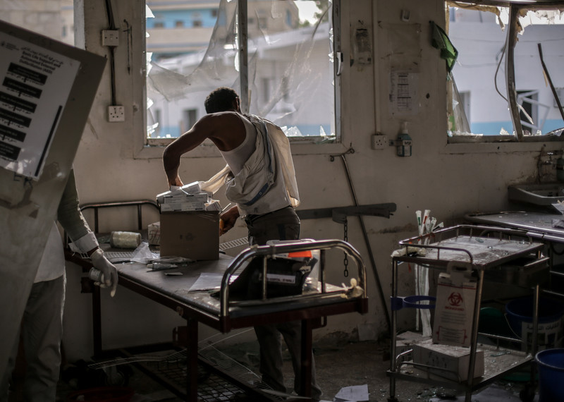 Trabajadores del hospital rescatan los medicamentos y el material de la zona de urgencias del Hospital Rural de Abs que no resultaron dañados por el ataque. El hospital ofrece servicios de salud vitales en un país donde el acceso a la salud es mínimo. © Rawan Shaif