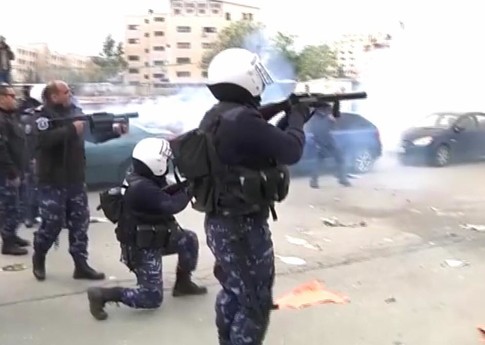 Las fuerzas de seguridad palestinas disparan gas lacrimógeno contra la multitud para dispersar a los manifestantes ante el tribunal de Ramala ©Amnesty International