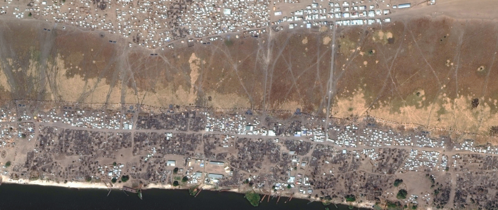 Antes (diciembre de 2016) y después (marzo de 2017). Imágenes de satélite en las que se aprecian las áreas incendiadas de la zona central de Wau Shilluk.  © DigitalGlobe 2017, NextView License