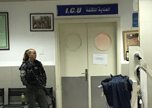 Miembros de las fuerzas israelíes en la entrada de la unidad de cuidados intensivos del hospital de Al Makassed. © Particular