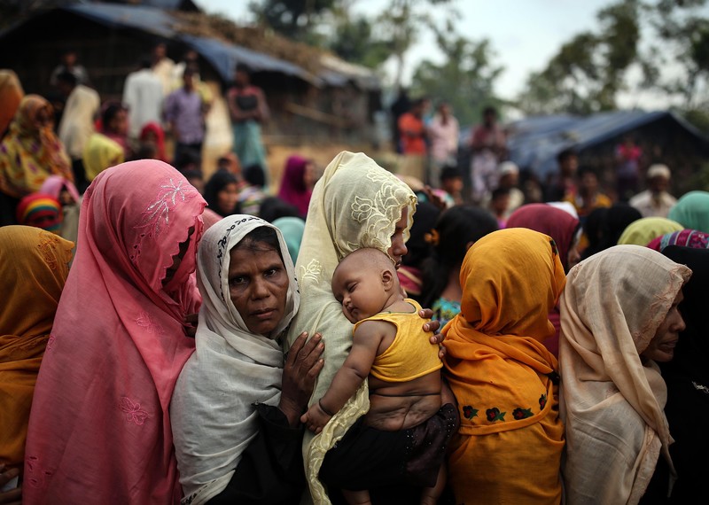 Refugiados rohingyas que huyeron de las actuales operaciones militares en el estado de Rajine, Myanmar, en un campo de refugiados de Bangladesh © Getty Images