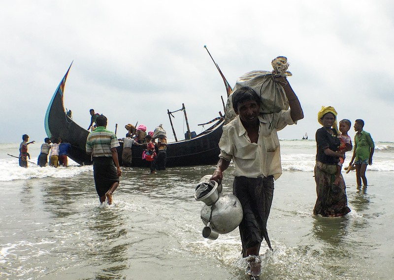 Rohingyas que huyen de la limpieza étnica en el estado de Rajine, en el norte de Myanmar, llegan a una playa en Cox’s Bazar, Bangladesh. © Amnesty International