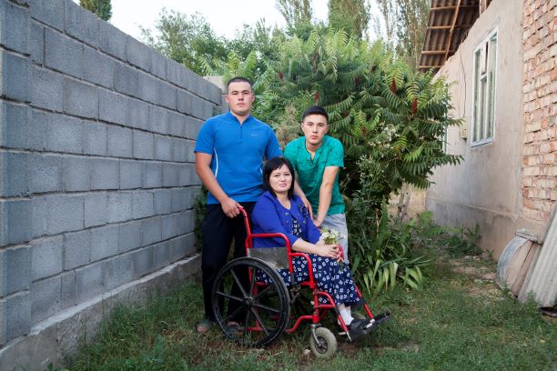 Gulzar Duishenova y sus hijos en el patio de su casa. ©Amnesty International