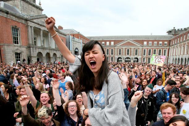 Irlanda vota a favor de la reforma de la ley en el referéndum sobre el aborto.