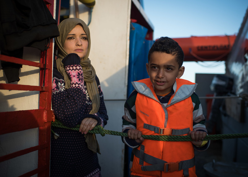 Una mujer y un niño esperan a bordo del barco de rescate Sea-Watch 3, abandonado a su suerte en el mar durante 19 días. © Chris Grodotzki/Sea-Watch