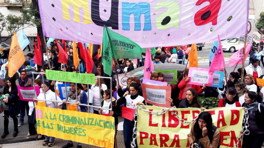 Activistas de Argentina hacen campaña por la liberación de Belén, condenada a ocho años de cárcel por haber sufrido un aborto espontáneo.