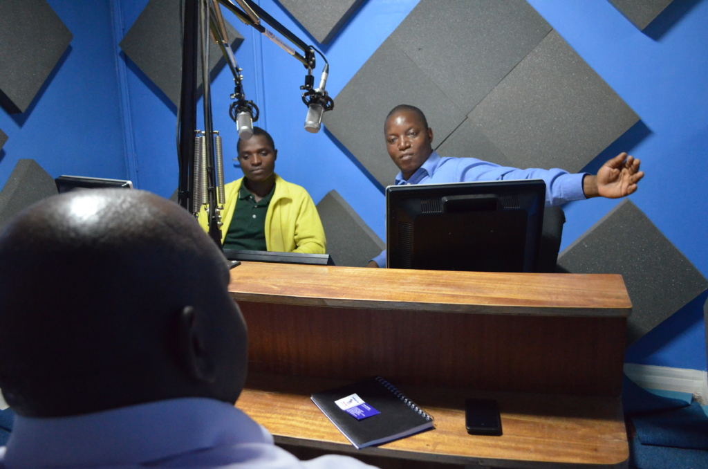 Philip Muhatia (a la derecha) anima el debate sobre la reforma policial en el Programa de Radio sobre Derechos, rebautizado posteriormente Cambio con la Policía, Nairobi (Kenia), 21 de octubre de 2014. © Amnesty International Kenya