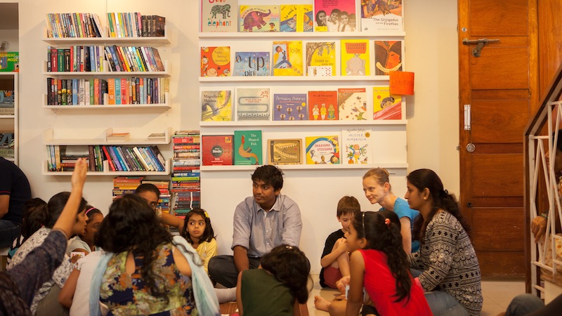 Escolares, padres y madres participan en un debate sobre el acoso escolar en la librería Lightroom organizado por Amnistía Internacional India, Bangalore, India, 30 de mayo de 2015 © Amnesty International India