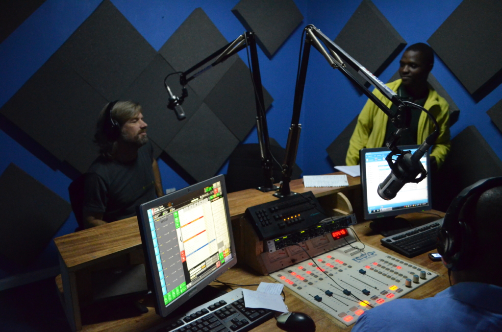 Philip Muhatia entrevista a Michel Banz, ex asesor de Educación en Derechos Humanos del Centro Internacional de Educación en Derechos Humanos, mientras hacen un análisis comparativo de la policía en Kenia y Dinamarca. Nairobi (Kenia), 21 de octubre de 2014. © Amnesty International Kenya