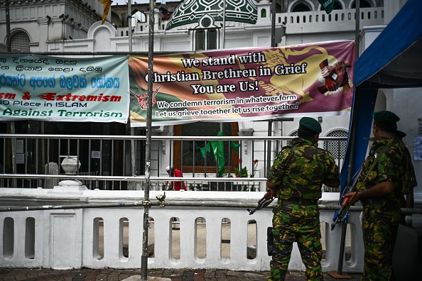 Unos soldados hacen guardia a la entrada de una mezquita antes de la oración de mediodía del viernes en Colombo (Jewel Samad / AFP / Getty)