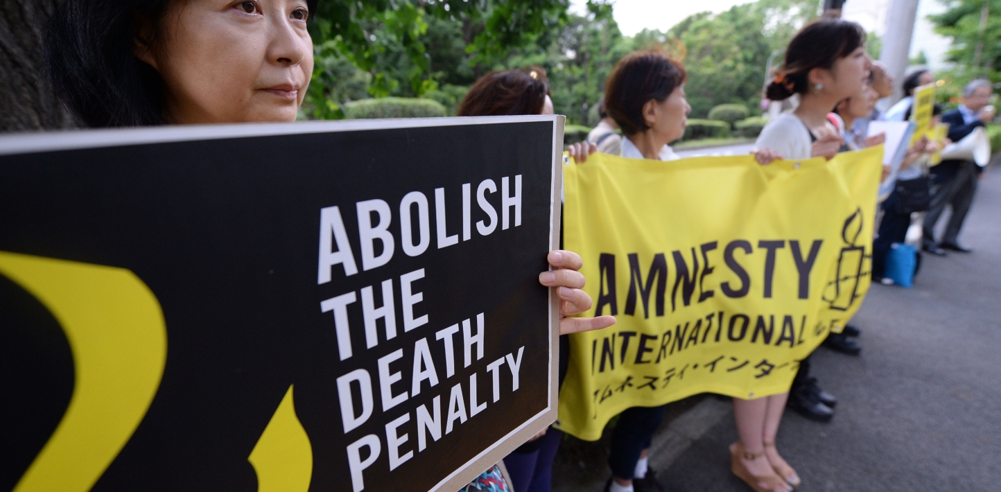 Miembros de grupos de la sociedad civil sostienen pancartas en contra de la pena de muerte durante una manifestación frente al Ministerio de Justicia japonés en Tokio, 26 de junio de 2014.