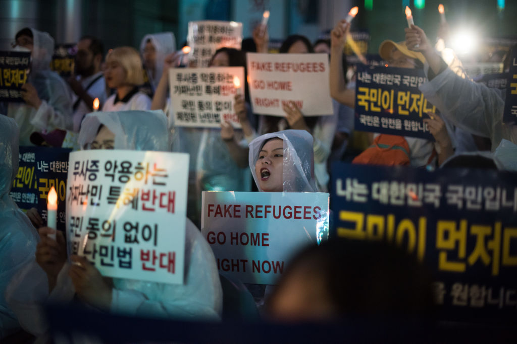 Población surcoreana participando en una protesta contra la llegada de personas refugiadas yemeníes.  ED JONES/AFP/Getty Images