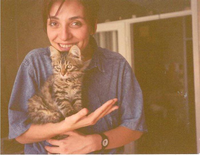 Idil Eser y su gato, hace unos años.