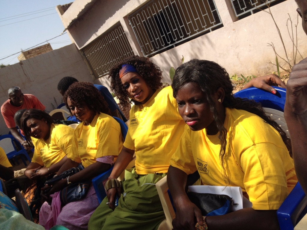 “Durante la formación sobre los derechos sexuales y reproductivos de las mujeres con discapacidad aprendimos algunas cosas que no me gustaría explicar aquí delante de hombres”, dice Absa Seye (en primer plano), haciendo reír a la audiencia. Thies, Senegal, marzo de 2015. © Amnesty International
