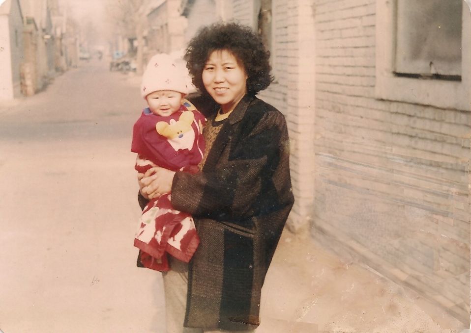 Lu Jinghua con su hija en 1989.