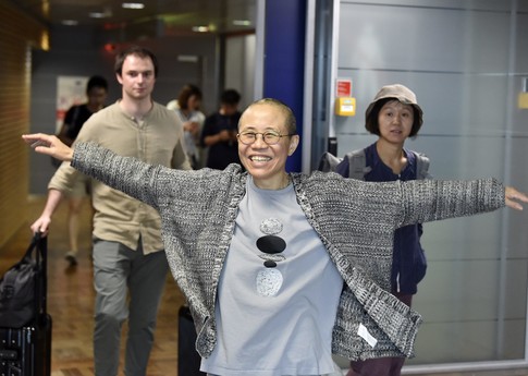 Liu Xia llega al aeropuerto internacional de Helsinki.