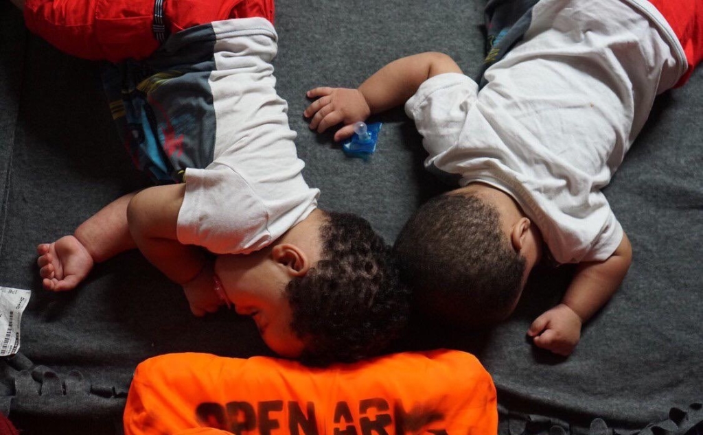 Entre las personas bloqueadas a bordo del barco de salvamento Open Arms en agosto de 2019 que esperan a que se les permita desembarcar en un puerto seguro hay dos bebés. © Francisco Gentico