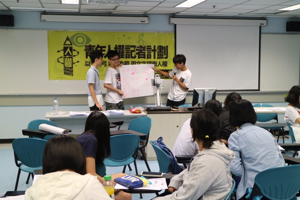 Estudiantes presentando su trabajo sobre la discriminación social que sufren las madres adolescentes en Hong Kong, y sobre las mejoras que se pueden acometer. Hong Kong, China, julio 2016. © Amnistía Internacional Hong Kong