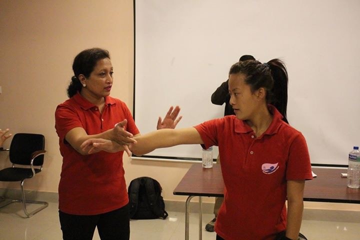 Rashmila enseñando defensa personal.