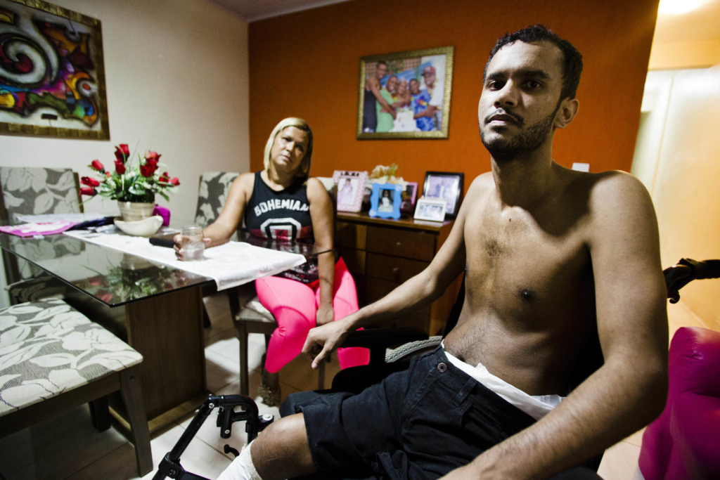 Vitor Santiago Borges y su madre Irone, en su casa de la favela de Maré, en Río. © AF Rodrigues / Anistia Internacional