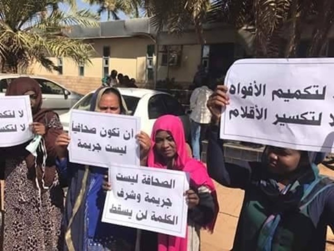 Periodistas sudaneses protestan por la represión en el exterior del edificio del Consejo Nacional de Prensa y Publicaciones Impresas.
