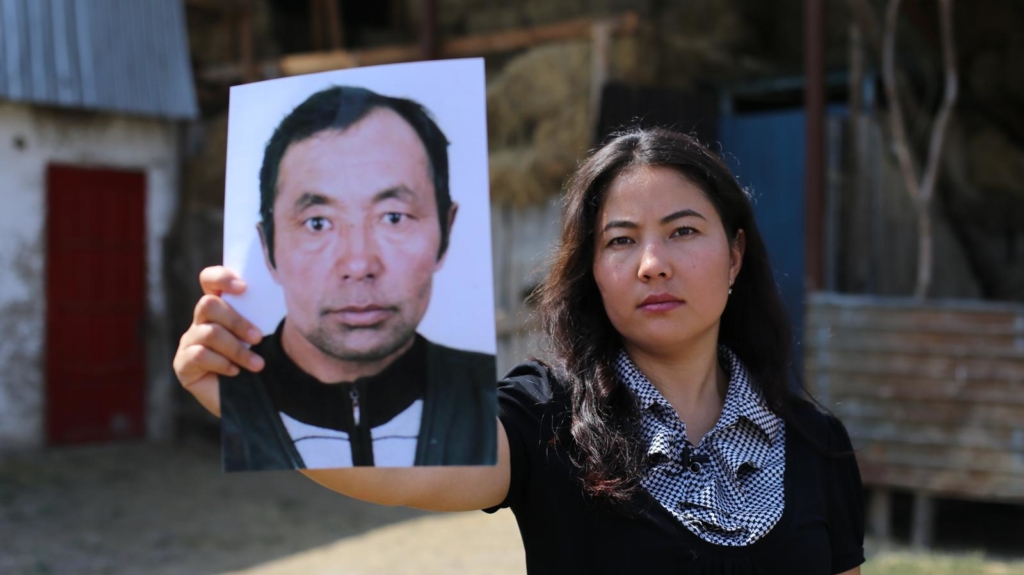 Bota Kussaiyn está desesperada por la falta de noticias de su padre, Kussaiyn Sagymbai, desaparecido en la Región Autónoma Uigur del Sin-kiang.