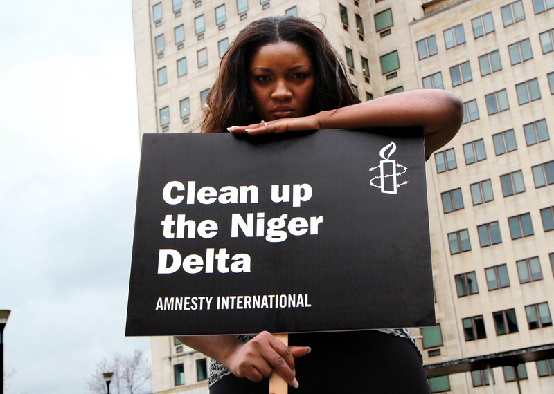La cantante nigeriana Omotola Jalade Ekeinde protesta contra la ruina provocada por Shell a las comunidades pesqueras del delta del Níger. Fotografía: Amnesty International