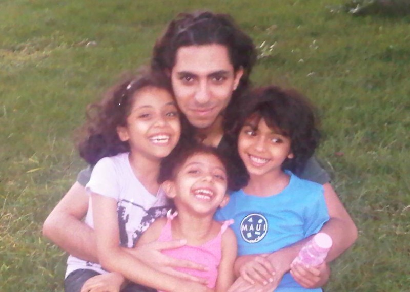 Raif Badawi con sus tres hijos. Tras ser detenido en junio de 2012, fue condenado en mayo de 2014 a recibir 1.000 latigazos y a 10 años de prisión. © Particular
