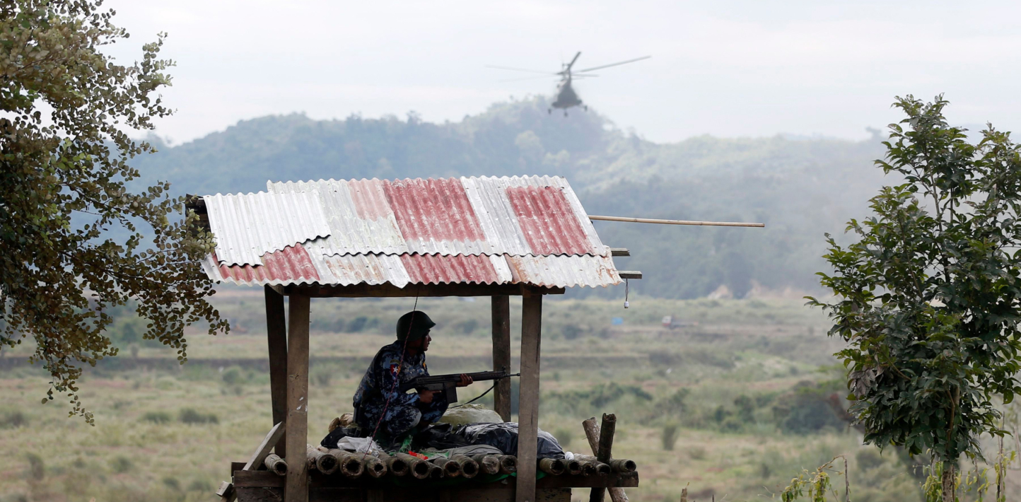 Un agente de la guardia de fronteras de Myanmar en un puesto de avanzada de Goke Pi, en el municipio de Buthidaung, al norte del estado de Rajine, en Myanmar occidental, el 7 de enero de 2019. Según informes, el grupo guerrillero Ejército de Arakán mató a 13 miembros de los cuerpos de seguridad en varios ataques contra puestos de policía en el estado de Rajine el 4 de enero. El pasado mes de diciembre, unos 3.000 residentes huyeron de los refugios de las aldeas a campamentos temporales en los municipios de Ponnagyun, Buthidaung, Rathetaung y Kyauktaw, mientras los combates se extendían entre las tropas regulares de Myanmar y los guerrilleros del Ejército de Arakán en el norte del estado de Rajine. El Ejército de Arakán, fundado en 2009, no ha participado en el Acuerdo Nacional de Cese al Fuego.</