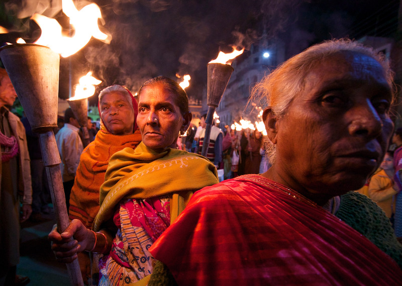 Personas manifestándose con velas conmemorativas del trigésimo aniversario de la catástrofe de Bhopal, en India. Diciembre de 2014. © Giles Clarke/Getty Images Reportage