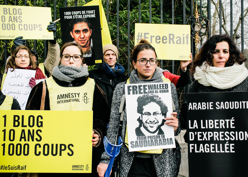Protestas frente de la embajada de Arabia Saudí de París, Francia. © Guillaume POLI