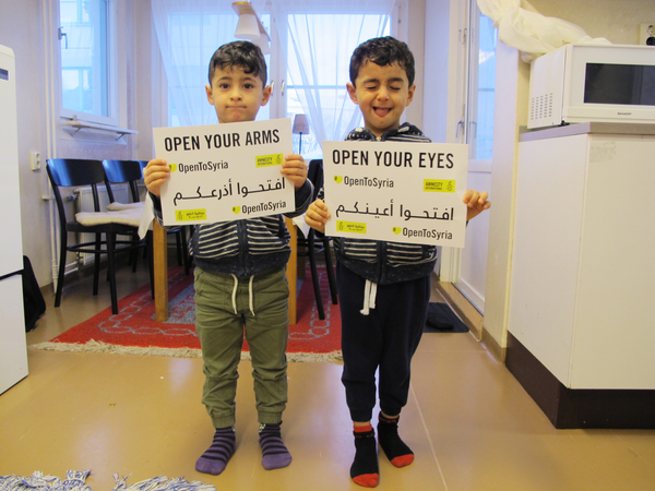 Los gemelos de cuatro años Mohamed y Bahri en su nuevo hogar en Suecia, febrero de 2015.
© Amnesty International (Foto: Ina Tin)