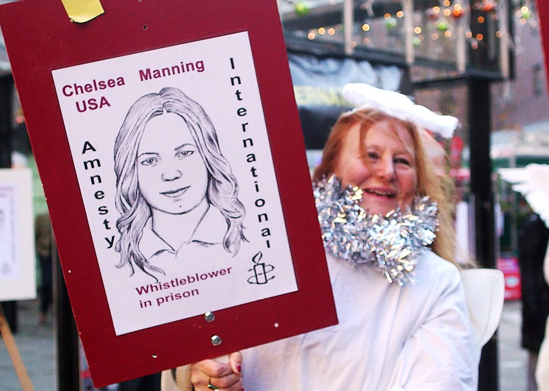 Simpatizante de Amnistía Internacional en el Reino Unido hace campaña en favor de Chelsea Manning. Diciembre de 2014. © Amnesty International