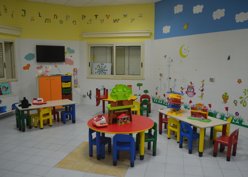 Trabajadores del hospital y la comunidad local decidieron crear un espacio especial para ellos: una sala de juegos destinada a los niños migrantes y refugiados que recalan en la isla.