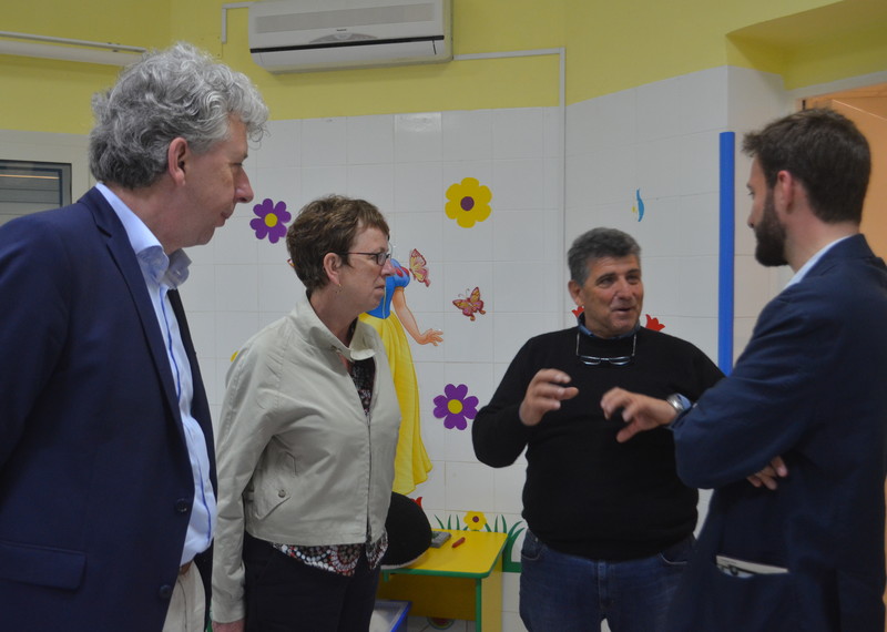 El doctor Pietro Bartolo (segundo por la derecha) se reúne con una delegación de Amnistía Internacional en el hospital de Lampedusa, 24 de abril de 2015.
