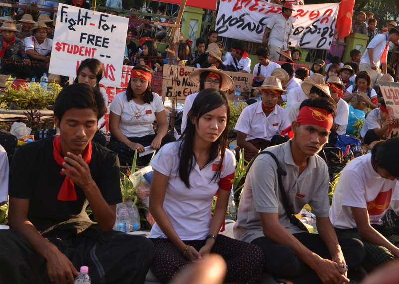 Phyoe Phyoe Aung (centro) durante una protesta contra la Ley Nacional de Educación en noviembre de 2014. © Particular