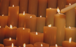 Cuarenta velas apiladas cuidadosamente mientras se enciende la última. En cada una de ellas arde una pequeña llama.