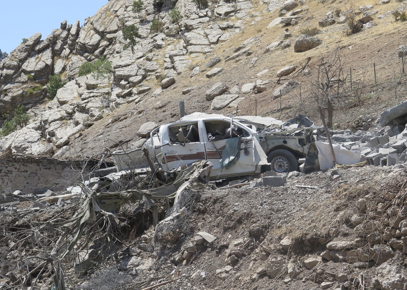 Daños producidos por el ataque aéreo contra el pueblo de Zergele, en las montañas Kandil, región del Kurdistán de Irak, 1 de agoto de 2015.