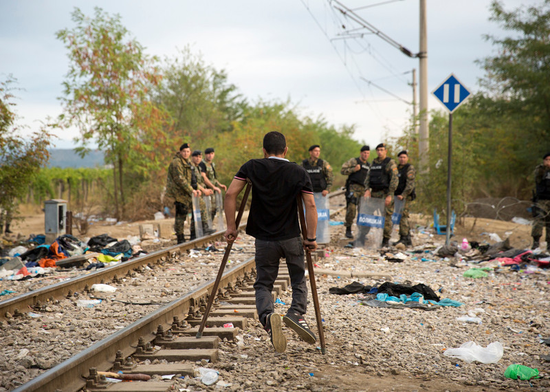 Querer es poder: Un hombre cruza la frontera desde Grecia a Macedonia, 24 de agosto de 2015. © Amnistía Internacional