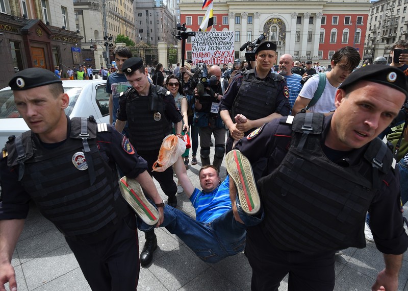 La policía antidisturbios rusa detiene al activista Nikolai Alexeyev durante una concentración no autorizada por los derechos LGBTI en Moscú, mayo de 2015. © DMITRY SEREBRYAKOV/AFP/Getty Images